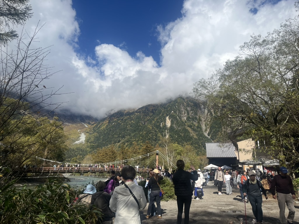 人混みが増えた河童橋の画像